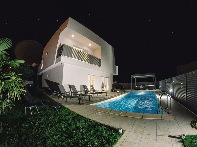 Exotic Villa In Novigrad With Private Swimming Pool
