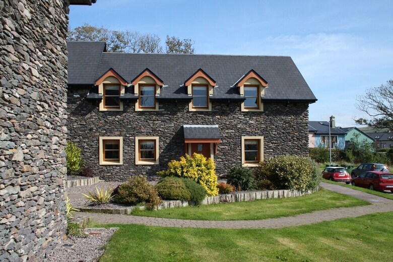 Dingle Courtyard Cottages 2 Bed Sleeps 4