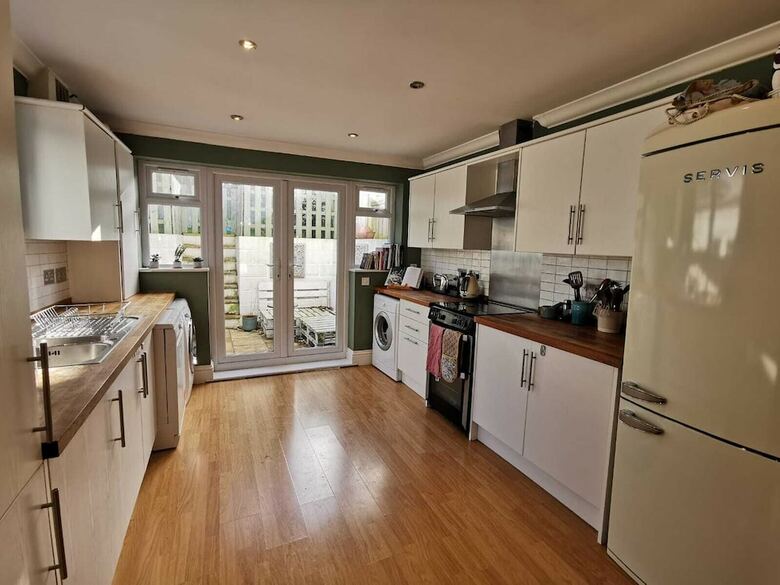 New Spacious 3bd House Tunbridge Wells Sleeps 7!