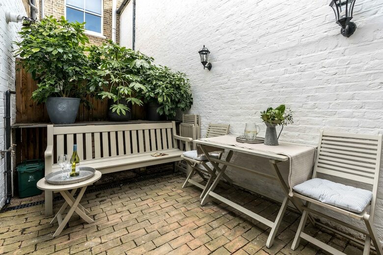 3bd Mews House With Courtyard In Kew