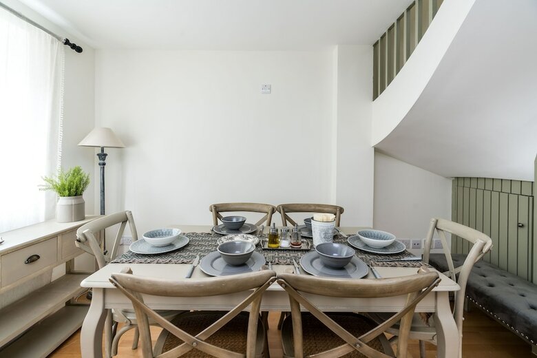 3bd Mews House With Courtyard In Kew