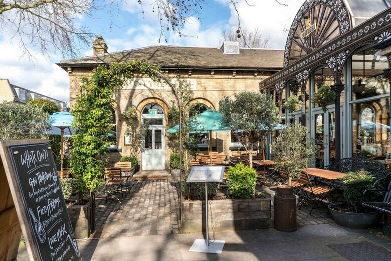 3bd Mews House With Courtyard In Kew