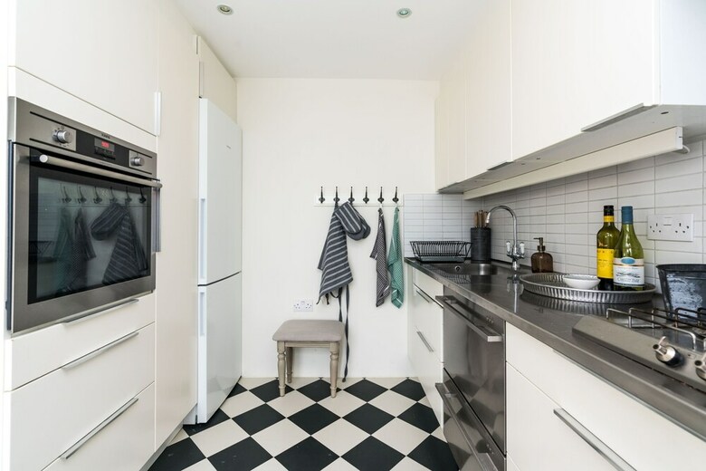 3bd Mews House With Courtyard In Kew