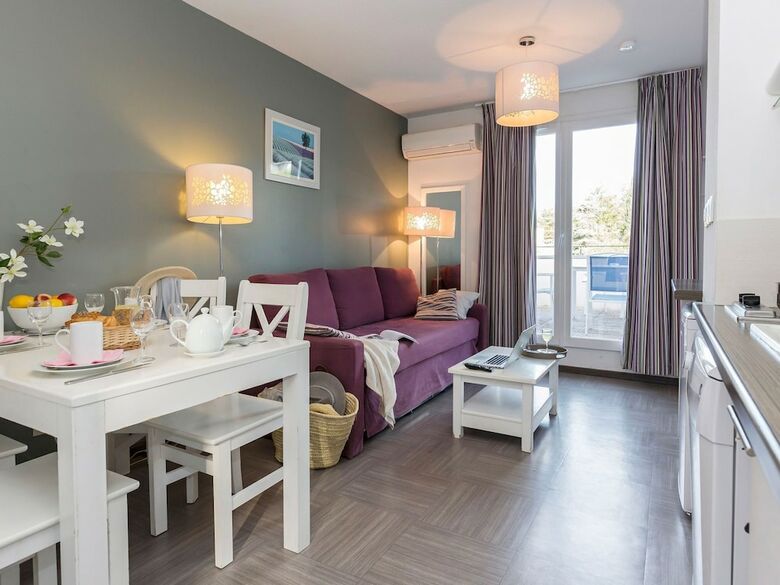 Well-kept Apartment In A Pleasant Town In The Proven�e