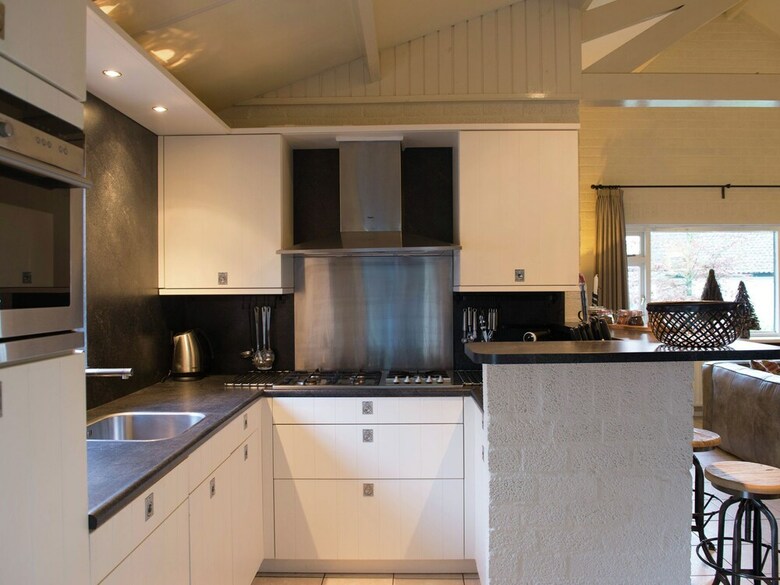 Attractive Bungalow With A Terrace At The Bedafse Bergen
