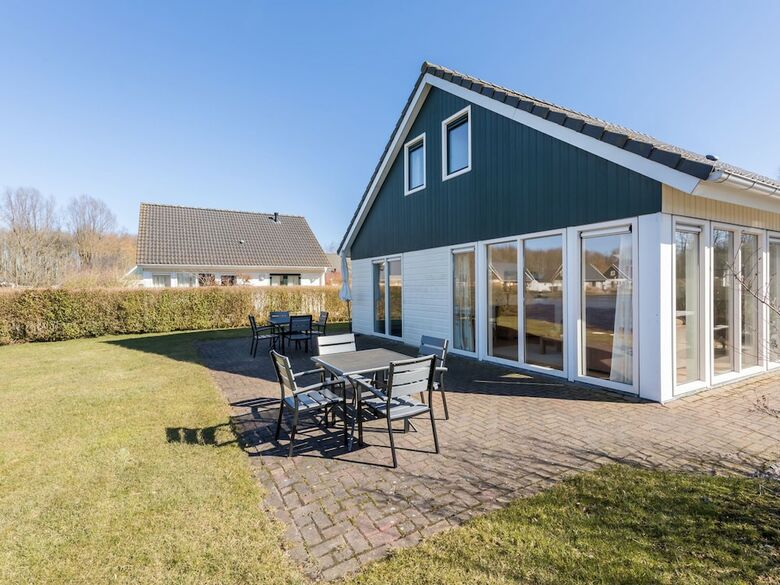 Detached Villa With Washing Machine, Around A Lake Area