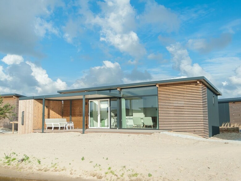 Beautiful Lodge With Two Bathrooms, Near The Beach