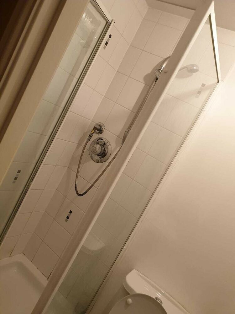 2 Bed Apartment B70 Off M6 With Free Parking