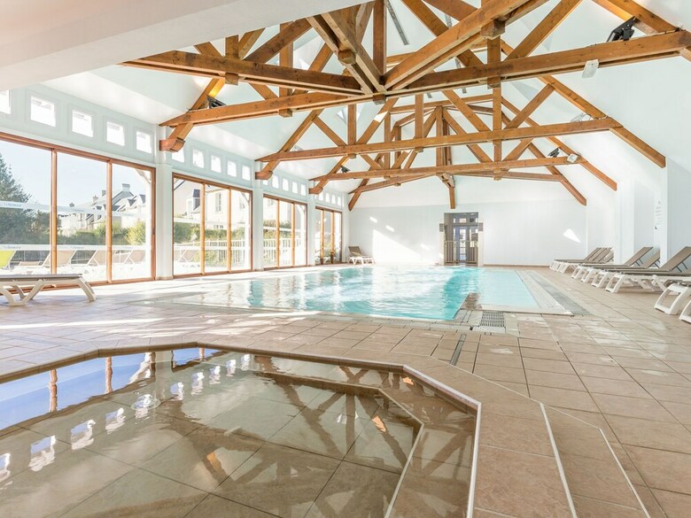 Nice Home With Bath Tub, Located Near Historic Omaha Beach