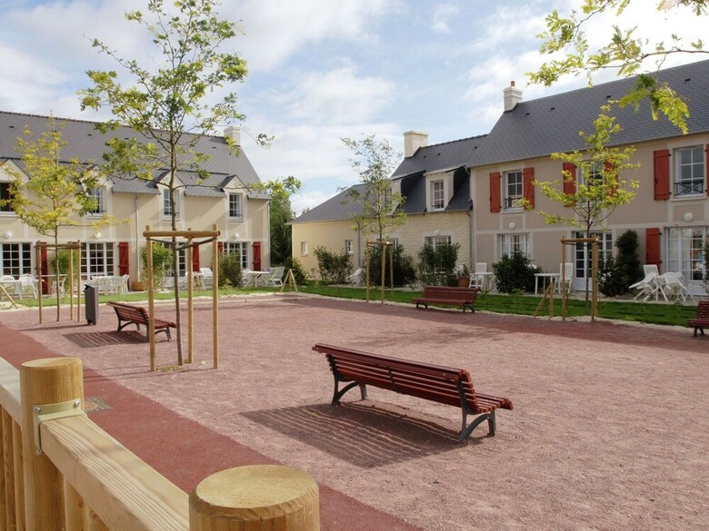 Nice Home With Bath Tub, Located Near Historic Omaha Beach