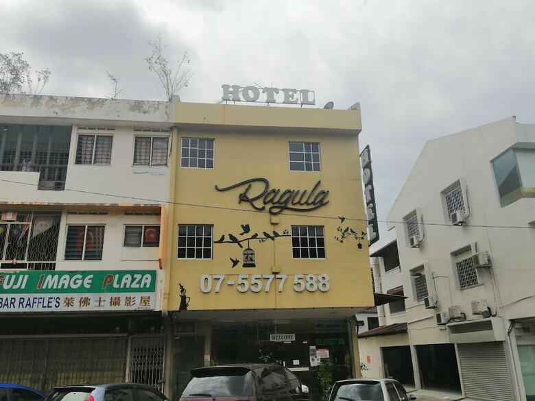 Oyo 90028 Ragula Hotel