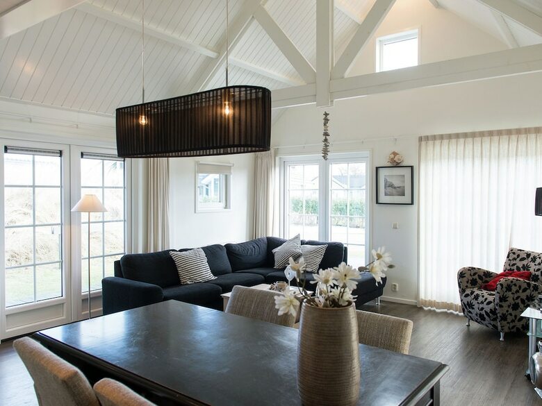 Thatched Holiday Home With Two Bathrooms, 1.5km From The Sea