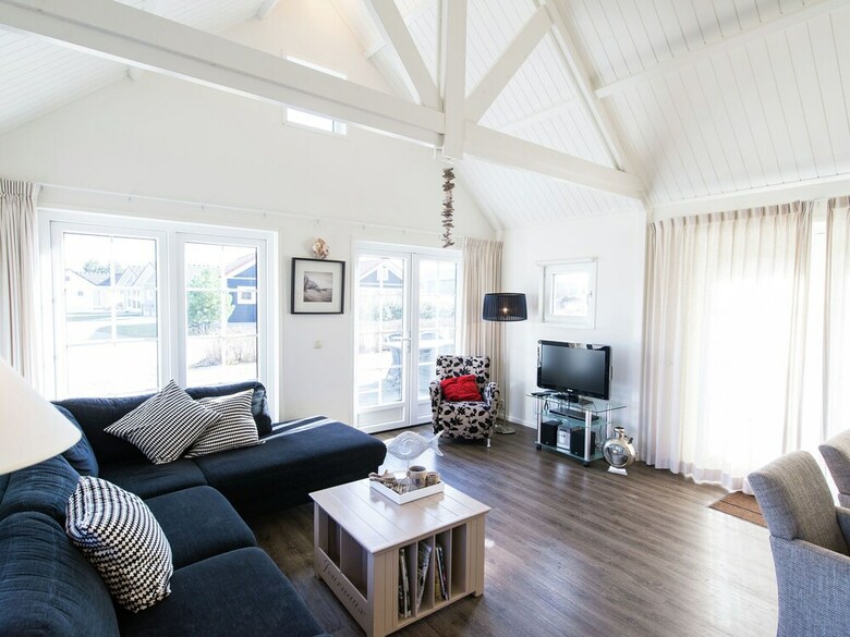 Thatched Holiday Home With Two Bathrooms, 1.5km From The Sea