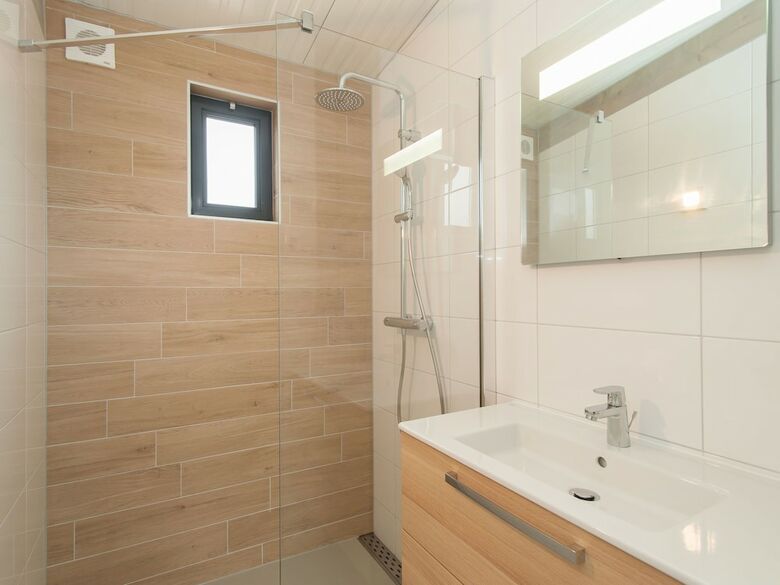 Comfy Lodge With Combi-microwave, Near The Beach