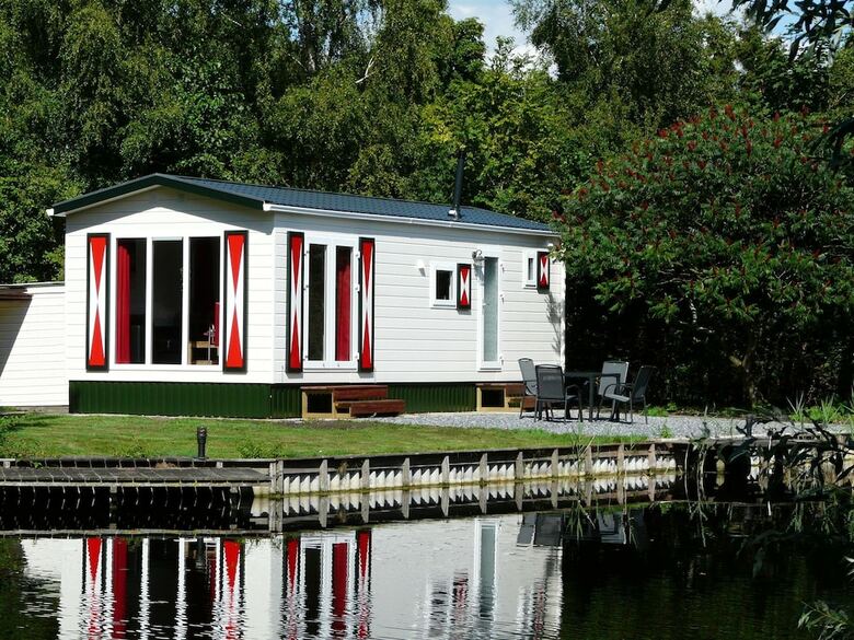 Comfortable Chalet With Nice Terrace At The Water