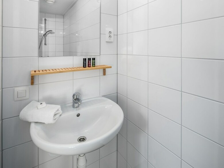 Modern Lodge With Two Bathrooms Within Green Surroundings