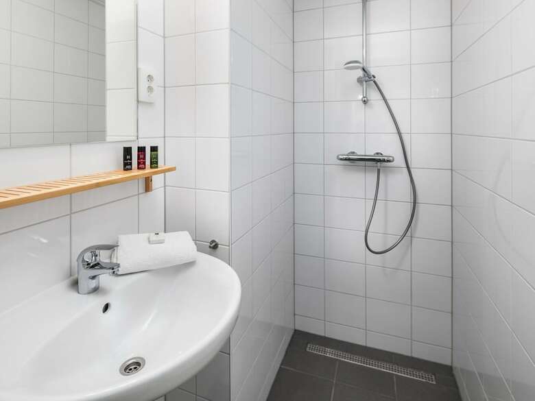 Modern Lodge With Two Bathrooms Within Green Surroundings