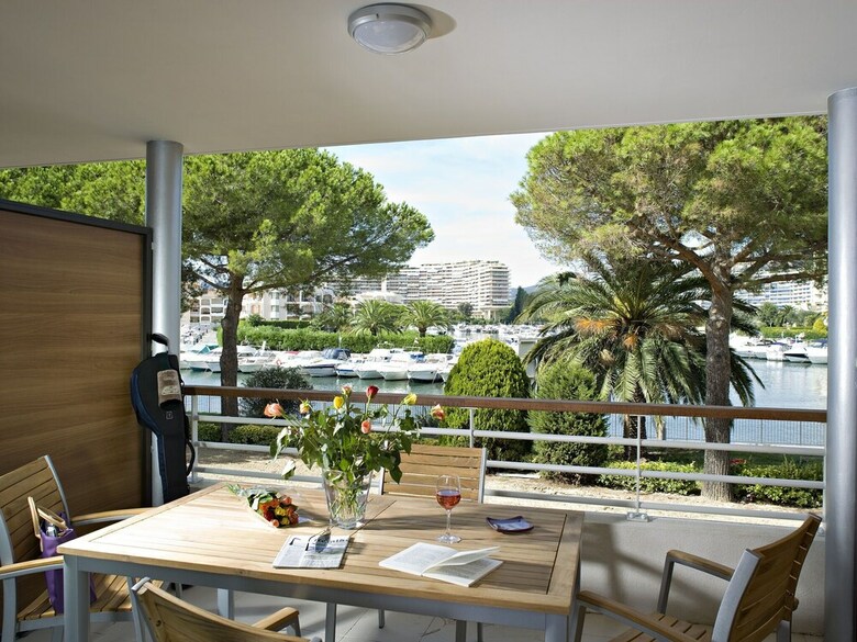 Nice Apartment With Dishwasher Located On A Marina