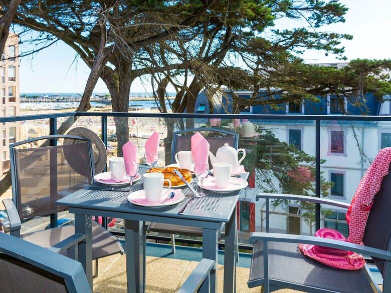 Comfortable Apartment With A Balcony Near The Beach