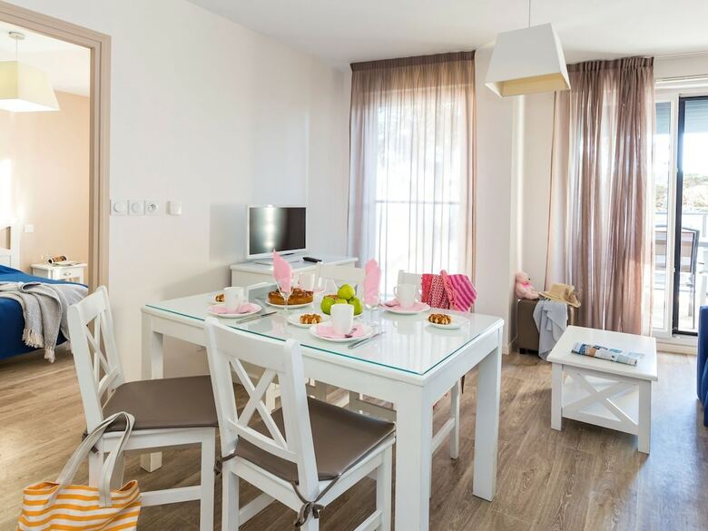 Comfortable Apartment With A Balcony Near The Beach