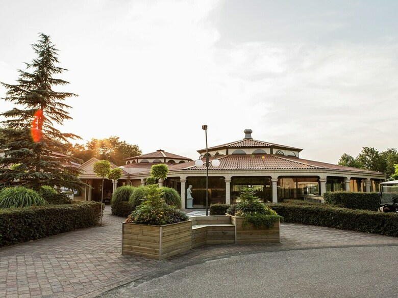 Luxurious Villa With Ten Bathrooms, In Green Surroundings