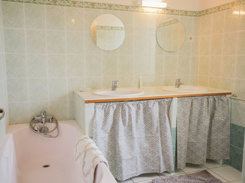 Villa Lush Holiday Home In Montcabrier With Swimming Pool