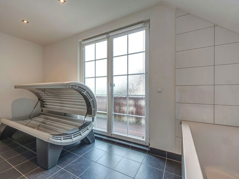Villa With Whirlpool, Solarium And Fireplace By A Reservoir