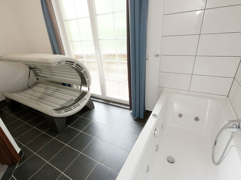 Villa With Whirlpool, Solarium And Fireplace By A Reservoir