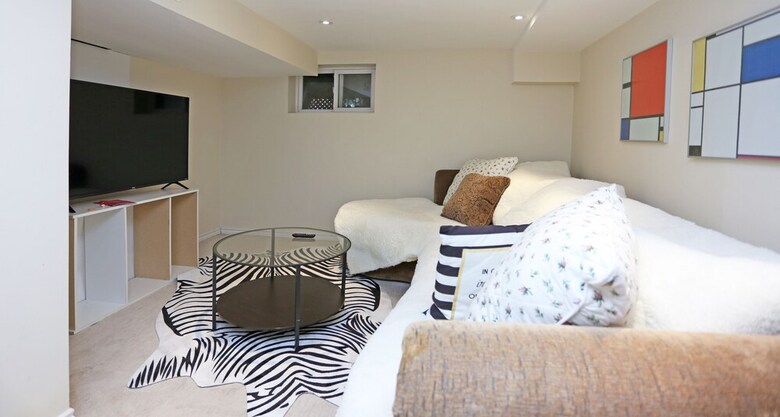 Quickstay - Modern Victorian Annex Home With Free Parking (Bathurst & Bloor)