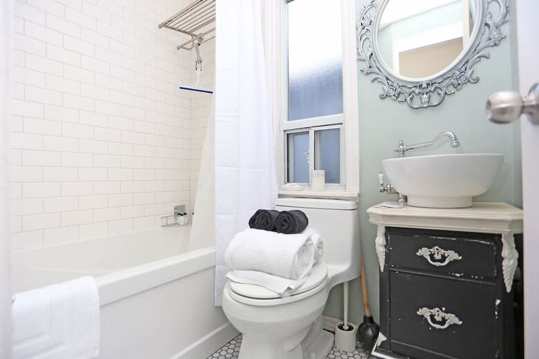 Quickstay - Modern Victorian Annex Home With Free Parking (Bathurst & Bloor)