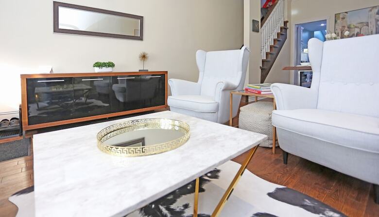 Quickstay - Modern Victorian Annex Home With Free Parking (Bathurst & Bloor)