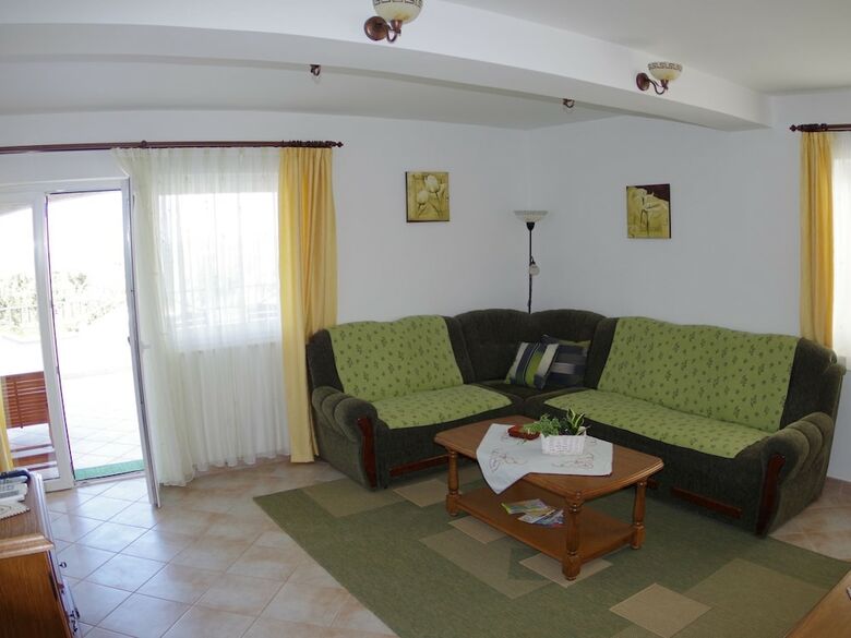 Quaint Apartment In Pula With Garden