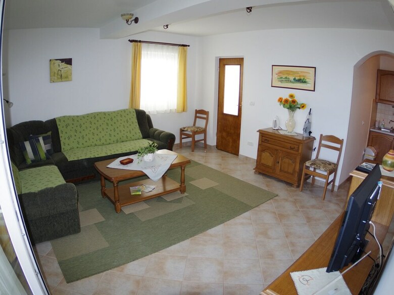Quaint Apartment In Pula With Garden