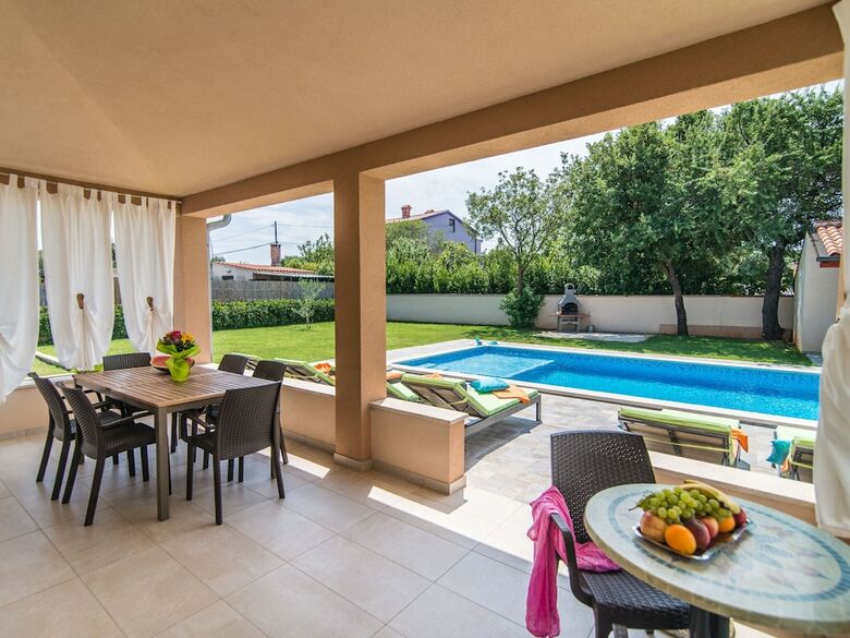 Stylish Villa In Li?njan With Swimming Pool