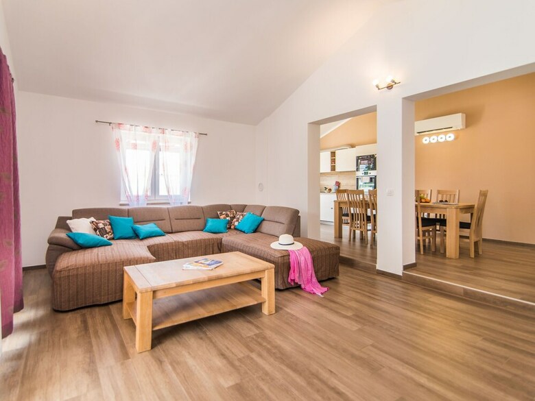 Stylish Villa In Li?njan With Swimming Pool