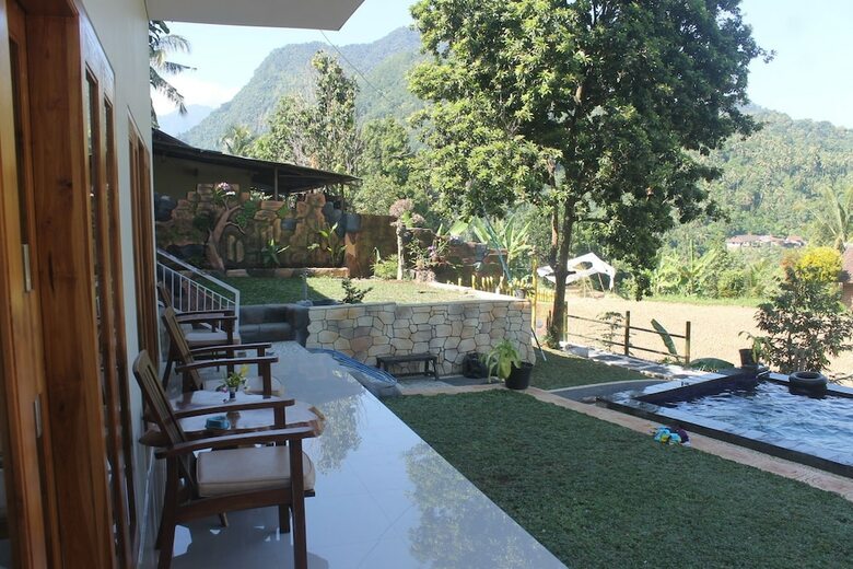 Hotel Mandhasativa Homestay