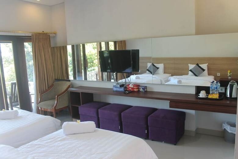 Hotel Mandhasativa Homestay