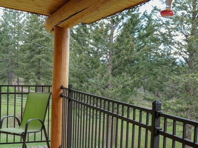 Beautiful Log Chalet Near Fernie, B.c