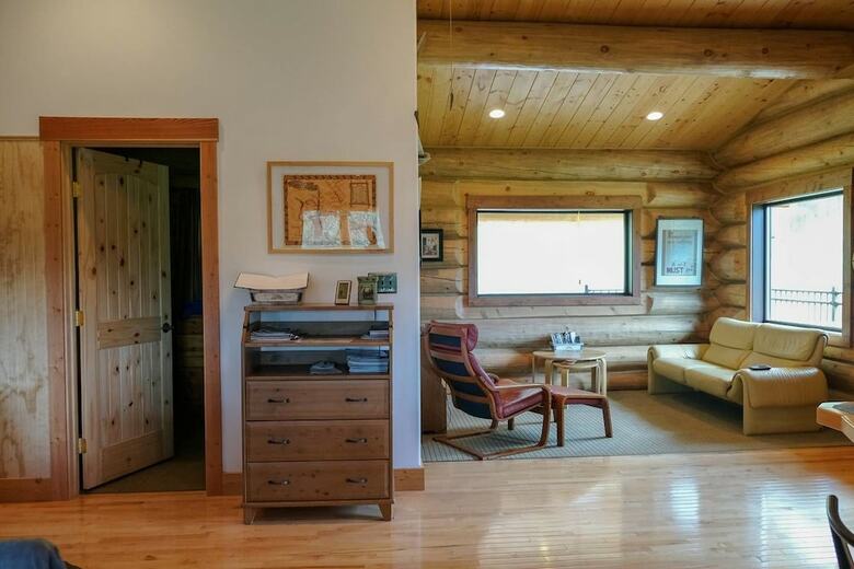 Beautiful Log Chalet Near Fernie, B.c