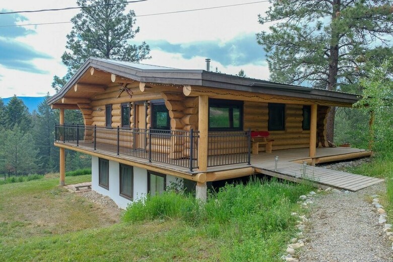 Beautiful Log Chalet Near Fernie, B.c