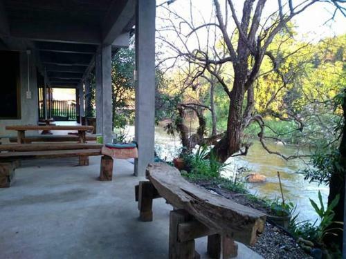 Hostal Bann-rim-nam Guesthouse