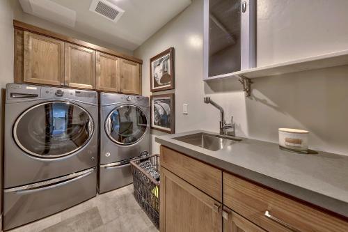 Stunning New Construction Right Under The Heavenly Gondola Townhouse