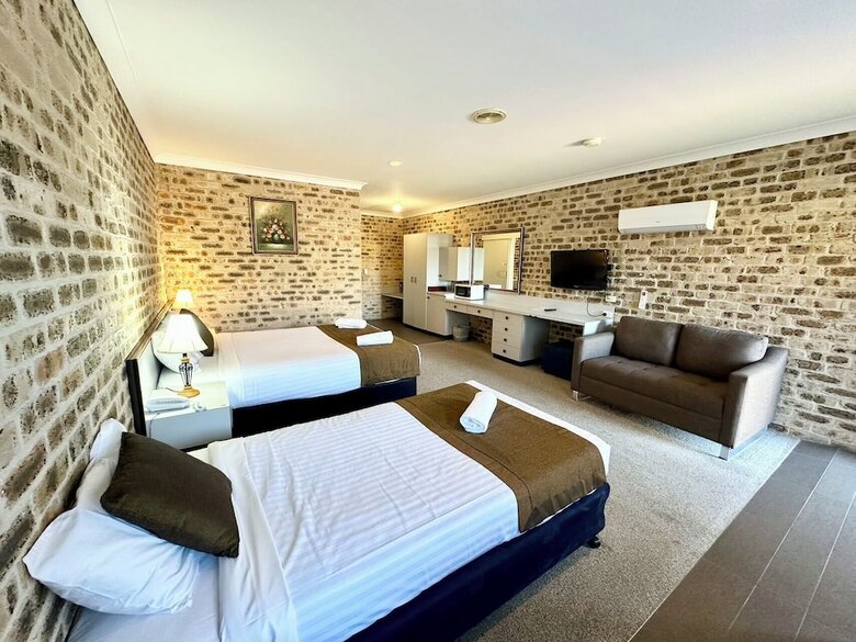 Hotel Airport Motel Sir Francis Drake