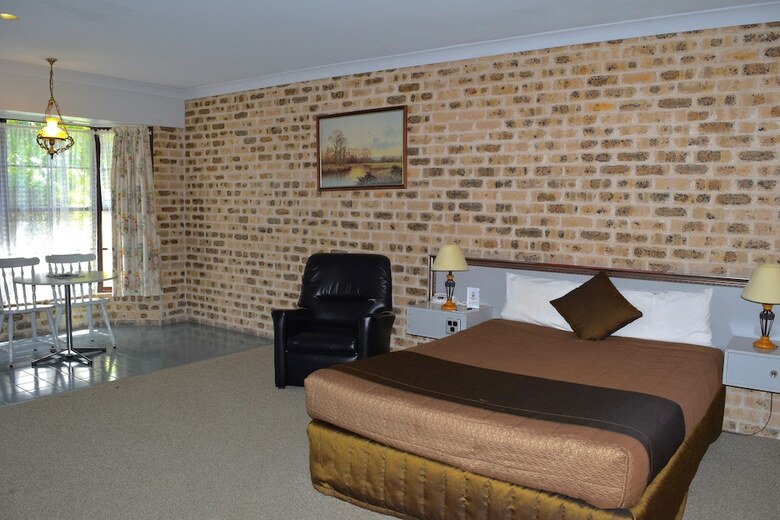 Hotel Airport Motel Sir Francis Drake
