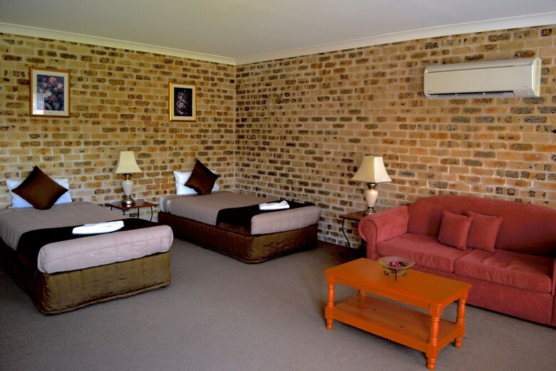 Hotel Airport Motel Sir Francis Drake