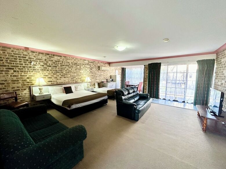 Hotel Airport Motel Sir Francis Drake