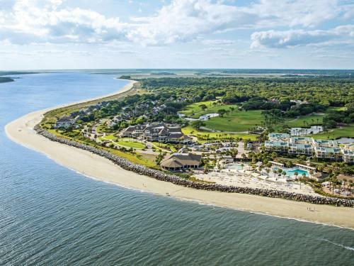 Spacious Overlooking Lagoon Home