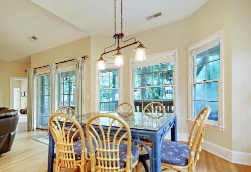 Spacious Overlooking Lagoon Home