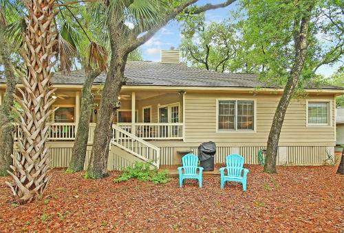 Spacious Overlooking Lagoon Home
