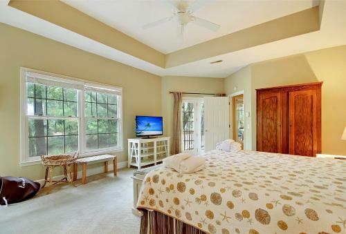 Spacious Overlooking Lagoon Home